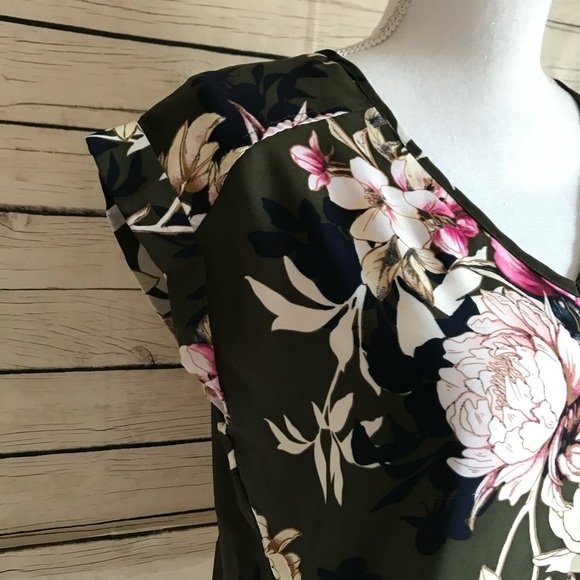 New York & Company Green Floral Capped-Sleeve Blouse - Picture 3 of 5